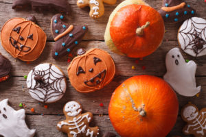 shutterstock 318790673 Beautiful,Gingerbread,For,Halloween,And,Fresh,Pumpkin,Close-up,On,The